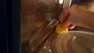 Как почистить микроволновку при помощи лимона.
