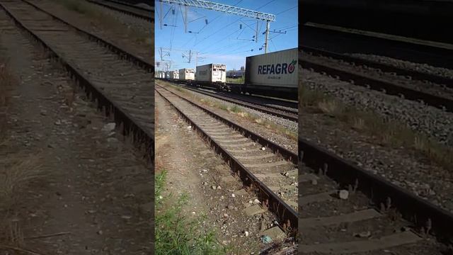 03.09.2023. Гонка ВЛ80С-2597 с грузовым поездом и ЭП1 с поездом ''Лотос'' Через пешеходный переход. смотреть онлайн