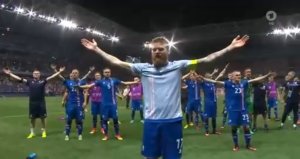 Исландцы отмечают вместе победу над сборной Англии