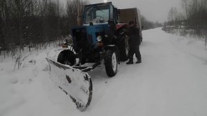 Замерз трактор в поле! МТЗ 80 с отвалом!