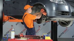Как се сменят предна стойка на стабилизатор на SKODA ROOMSTER 1 урок | Autodoc