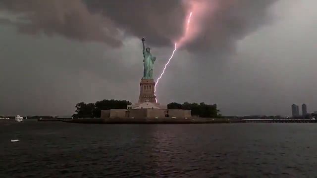 Это знак свыше: в главный символ США – статую Свободы  пять раз ударила молния