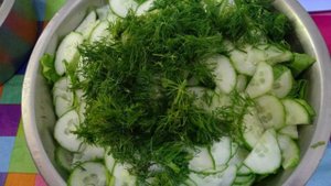 Зелёный салат с яйцом и огурцом