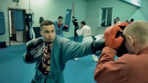 Отрабатываем контратаку после блока  Тренировка рукопашников работа на лапах