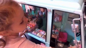 Купили гигансткую Barbie и Свинка Пеппа поцеловала Катю Куклы Машинки и миллионы