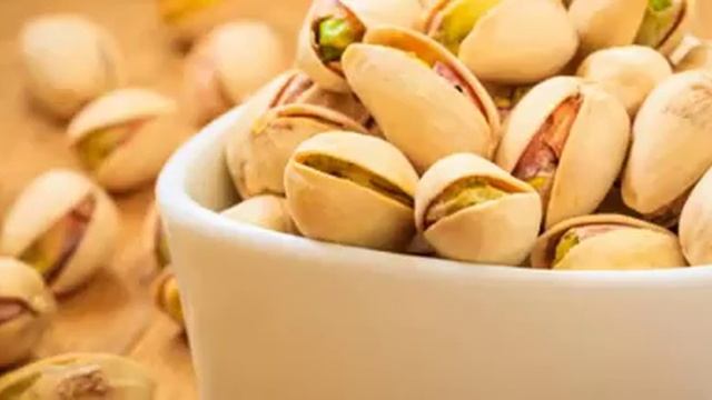 ПОЧЕМУ ВЫ ДОЛЖНЫ НАЧАТЬ ЕСТЬ ФИСТАШКИ? смотреть онлайн