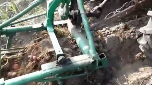 Начал копать картошку трактором Т-25 и самодельной копалкой из металлолома.