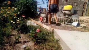 Подготовка и начало заливки бетонной дорожки.
