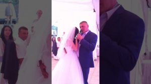 Отец поет для дочери на свадьбе!