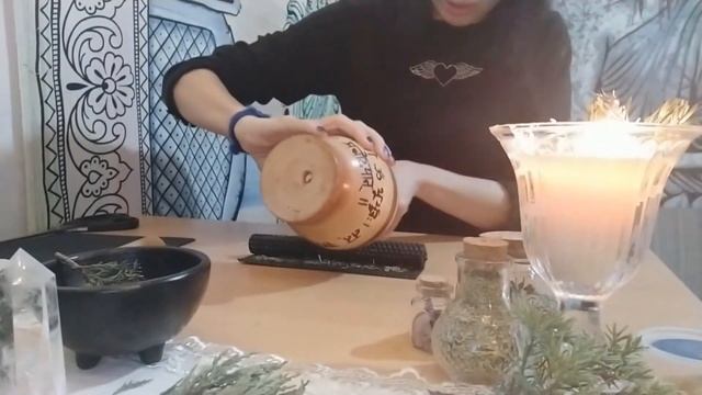 Защитная свеча из черной вощины с травами. Свечи своими руками.