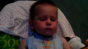 Ребенок уснул во время еды/Спящие дети/ Как можно кушать и спать одновременно!