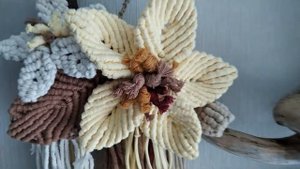 Цветы-макраме. Красивое панно на изогнутой ветке.