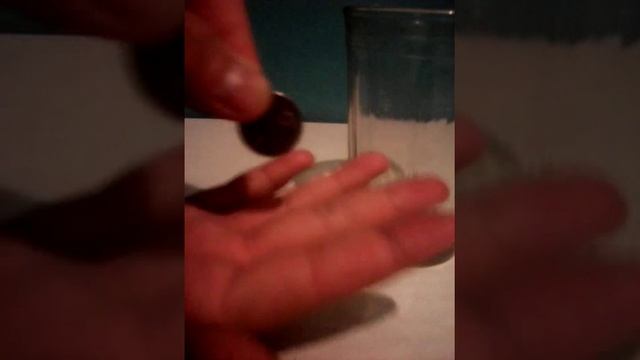 Фокус с монетой и стакан и их секрет смотреть онлайн