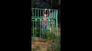КАК ЛЕГКО И БЫСТРО ПЕРЕЛЕЗТЬ ЗАБОР ЧТОБЫ ПОПАСТЬ ДОМОЙ???