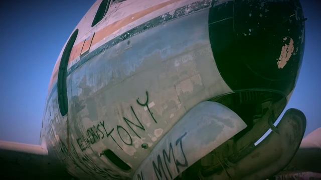 Abandoned Airport WITH AIRPLANES! смотреть онлайн