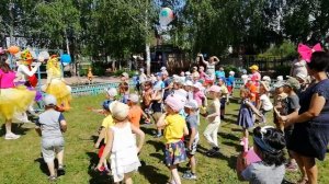 Веселый танец по показу "А крокодильчик просто класс!" в детском саду