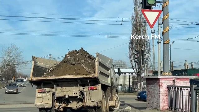 Из перегруженных грузовиков в Керчи на машины сыпется песок и камни