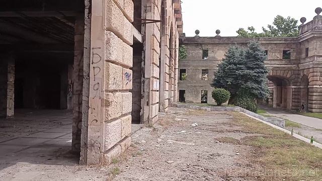 Самая жуткая достопримечательность Сухума - здание Парламента