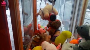 ИГРОВОЙ АВТОМАТ С ИГРУШКАМИ ! Играем в ХВАТАЙКУ !  Вот какую ИГРУШКУ ДОСТАЛИ на этот раз