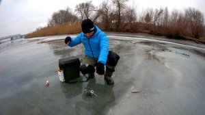 Зимняя блесна Лепесток. За окунем по старым лункам.