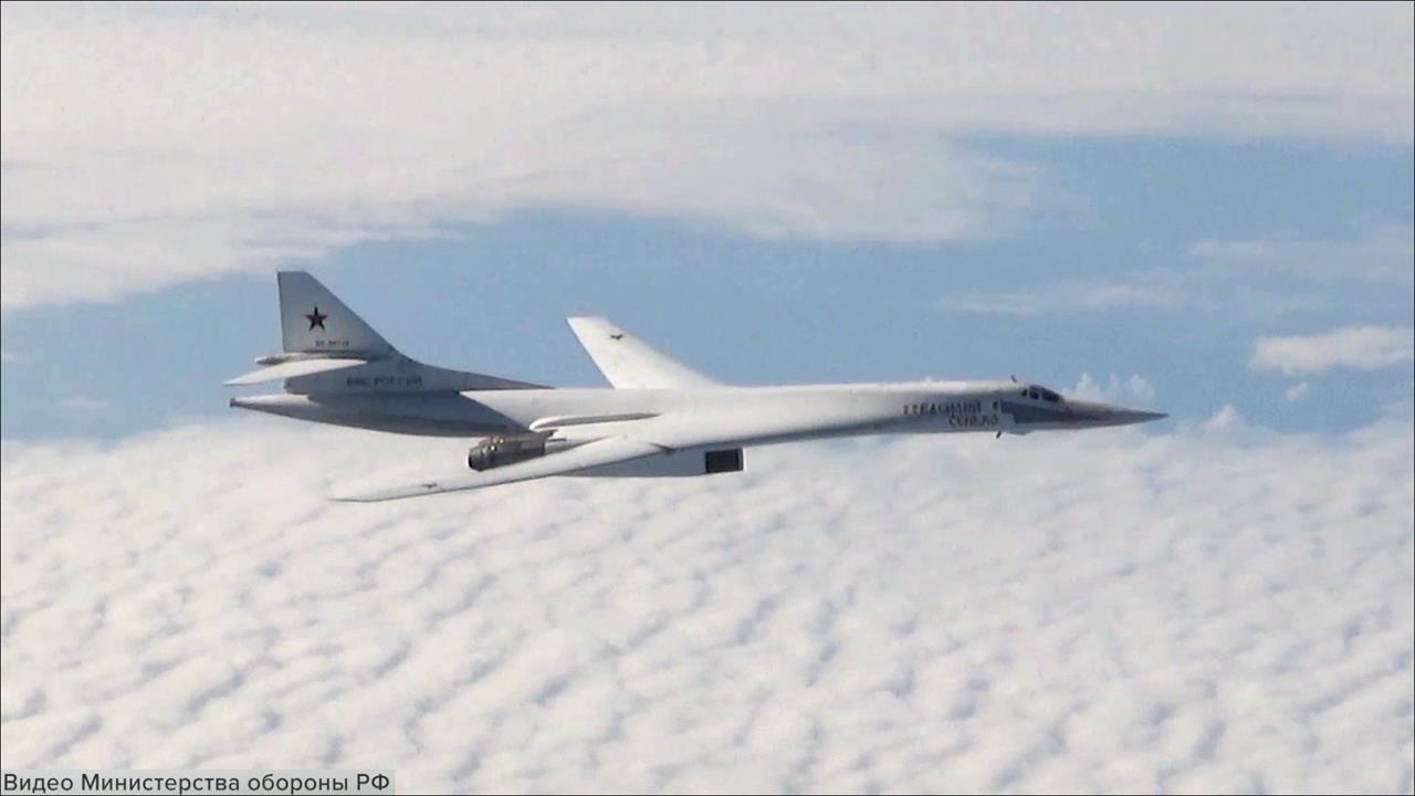 Ту-160 выполнили плановый полет в воздушном пространстве над нейтральными водами акваторий Баренц...