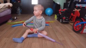 Малыш надувает шарик. Очень старается, но терпение лопнуло.