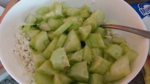 Овощной салат с творогом и зеленым луком