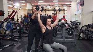 Жим с гантелями скамья 90 градусов.