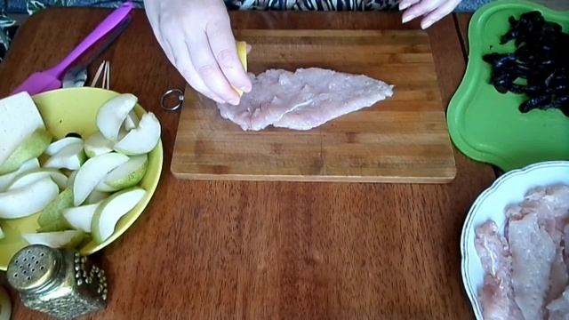 Куриные рулетики с грушей и черносливом. Куриные рулеты рецепт