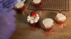 Украшаем новогодние? капкейки? за 5 минут/ Очень легкий декор для новичков/StrawberryCakes?