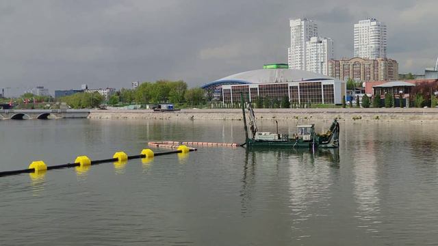 Челябинск. р. Миасс. 03.05.2024г. Земснаряд установка для очистки дна реки от отложений