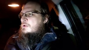 Читать Евангелие стоя или сидя? Позитивный батюшка