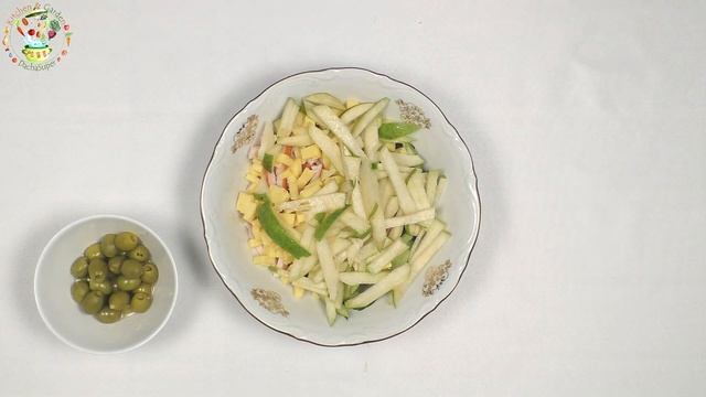 Cалат с копчёным куриным филе, грушей и огурцом
