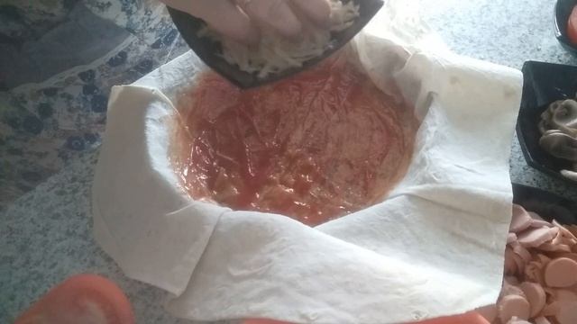 Быстрая пицца на сковородке из лаваша