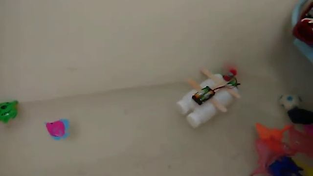 Кораблик из двух бутылок с воздушным тянущим винтом. смотреть онлайн