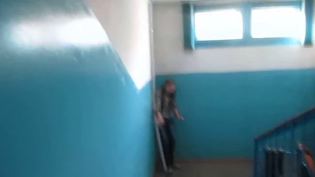 Девка в подъезде отжигает.) смотреть онлайн