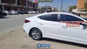 Служебные автомобиль с трещиной на лобовом стекле. Сотрудники оформляют.