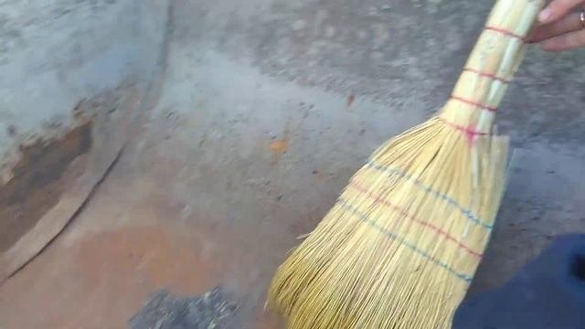 Зачищаю бочку от ржавчины