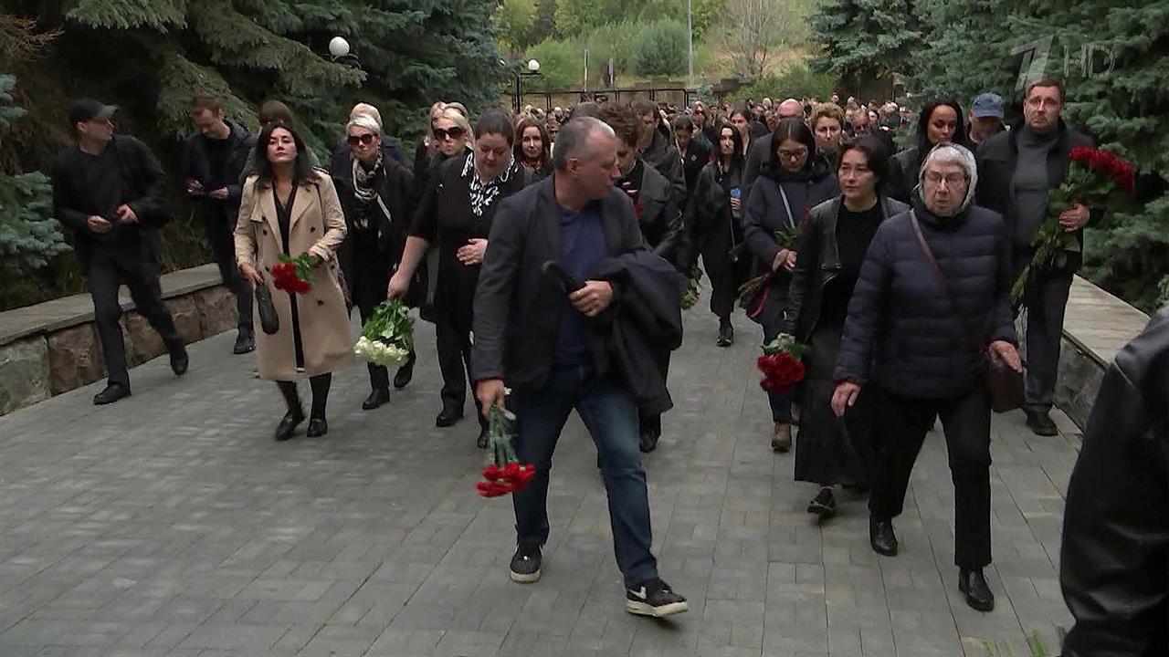 Прощание с главным редактором "Комсомольской правд...ходит в траурном зале на Троекуровском кладбище