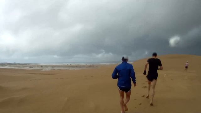 Sand dune running workout - Stockton Beach Australia смотреть онлайн