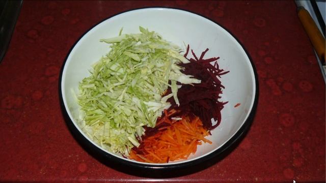 Легкий овощной салат со свеклой, морковью и молодой капустой. Мммм... вкусно. смотреть онлайн