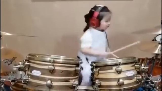Маленькая девочка круто играет на барабанах??? смотреть онлайн