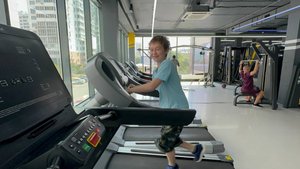 Бегаю на беговой дорожке 2 минуты.