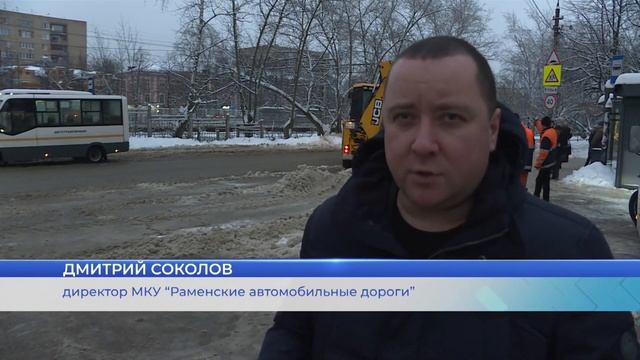 Улицы города очищают от снега.