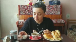 Быстрый лёгкий завтрак -? гоґал , ?ягодный джем, сладкий чай ☕, горячий хлеб (тандыр)