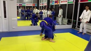 Drop Seoi Nage с продергиванием соперника на себя.