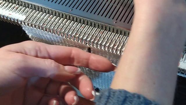 Вертикальная петля на вязальной машине. Самый простой способ. смотреть онлайн