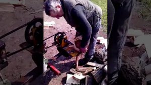 винтовый дровокол для мотоблока в работе
