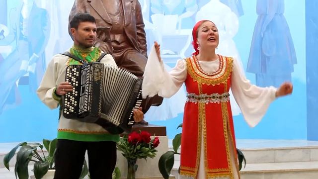 "Грибочки". Поёт Анна Чижкова. Аккомпанирует Александр Сахарчук. Ночь в музее 2019