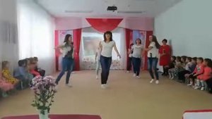 Под песню "Круче всех"Тане мамочек в садике на " День матери".
